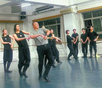 姜铁红带领学生一起跳《奔腾》。受访者供图