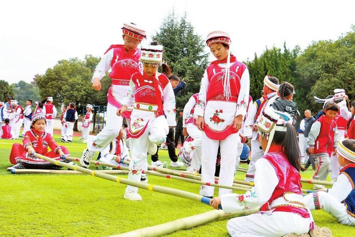 竹竿舞,舞龙……近年来,昆明市西山区碧鸡街道观音山中心学校加强民族