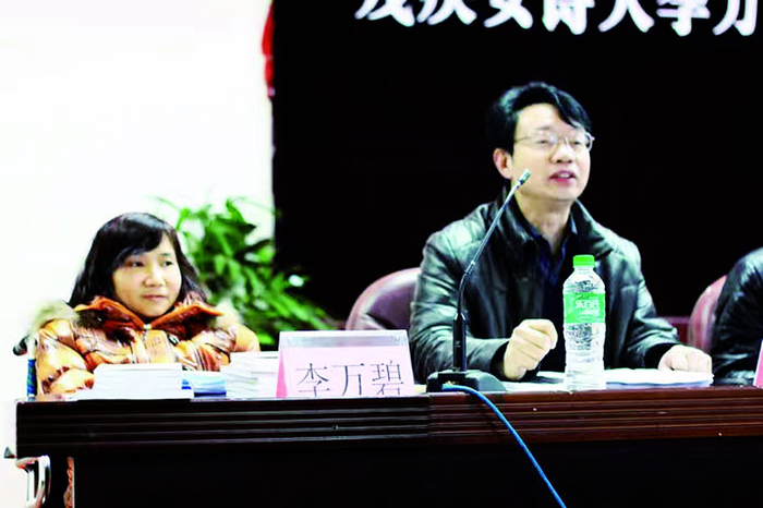     本文作者任正铭（右）在李万碧新书发行会上介绍李万碧