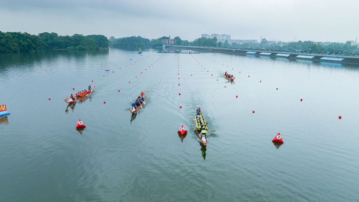 　　图为6月10日端午节在重庆举行的“大足石刻杯”成渝双城经济圈龙舟邀请赛决赛现场。（瞿波 摄）