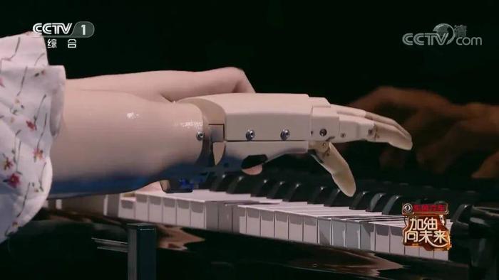 林安露与钢琴家郎朗共同登上央视《加油！向未来》舞台，合作完成了四手联弹