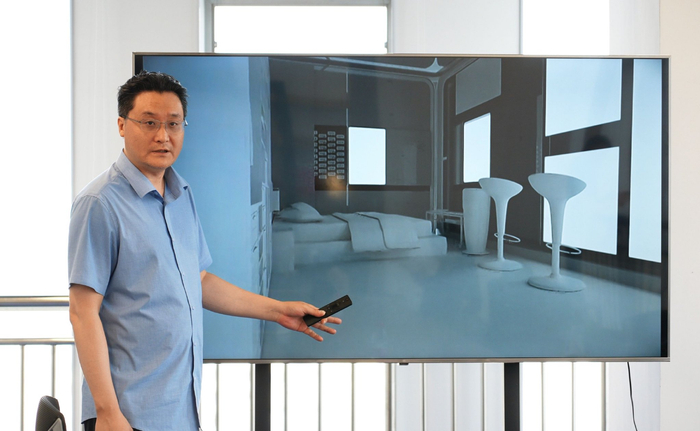 园区企业的工作人员介绍产品