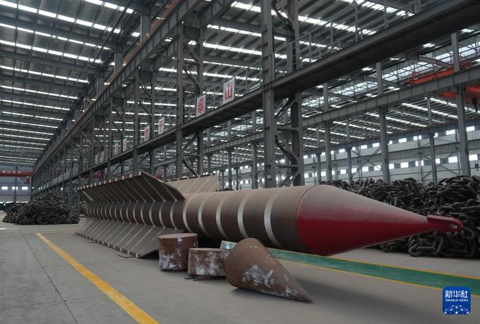 江苏亚星锚链股份有限公司生产车间里的一件20多米长的深海锚桩（6月4日摄）。新华社记者 李尕 摄