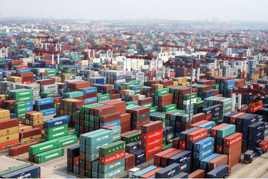 青岛港前湾集装箱码头，车辆在运输集装箱。图/图虫创意