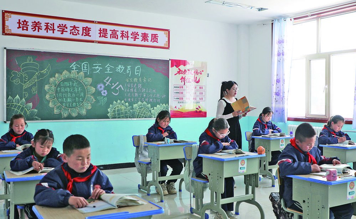 上课时的色尔克古丽。通讯员 吴婷婷 摄