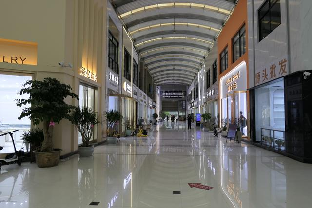 今年以来，珠宝城内生意少了很多。朱凌君摄