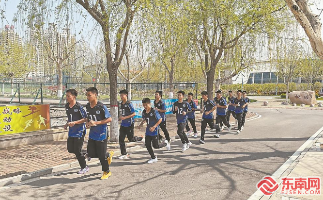 竹坝排球少年在进行体能训练。