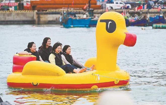 近日，游客在平潭22号国际游艇码头乘坐水上鸭子船游玩。福建日报通讯员 江信恒 摄