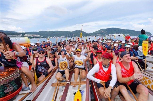 （本次比赛有超过150支来自香港及海外的龙舟队伍，共超过5,500名龙舟选手参加。）