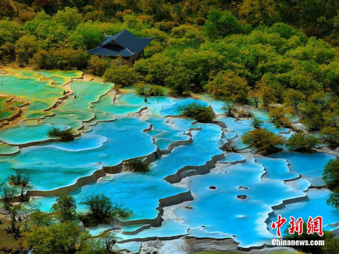 黄龙钙华池。阿坝州文化旅游和体育局供图