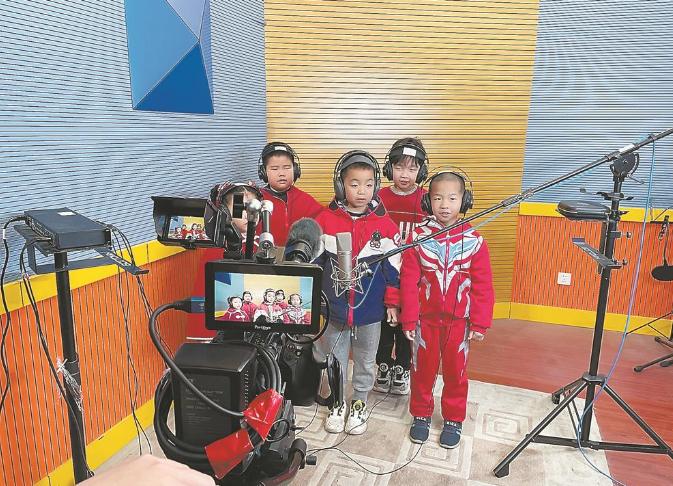 仙游县社硎乡儿童参与闽江学院新闻传播学院创作团队的专题片拍摄。（资料图片）