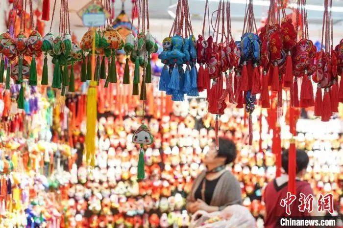 在节日气氛浓厚的哈尔滨，市民游客选购端午节庆装饰品。赵宇航 摄