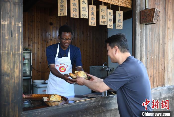 洋弟子学做小烧饼 一口饼香与中国文化对话