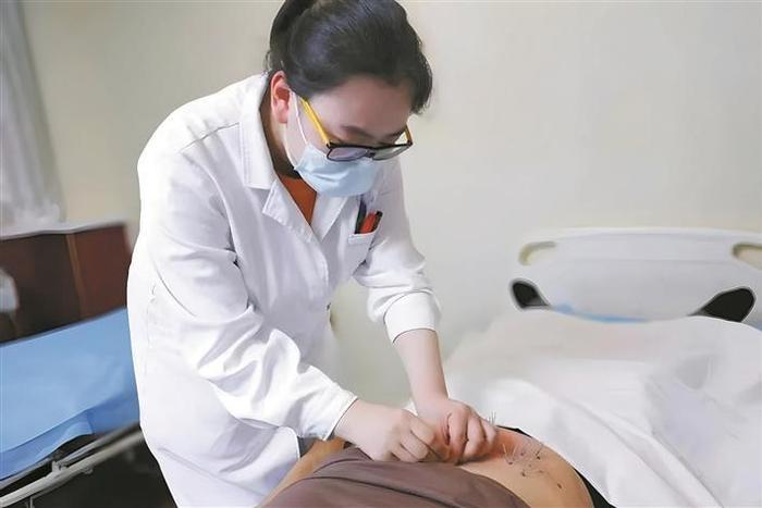 兵团中医医院治未病中心医生在为患者做针灸治疗(资料图片)。 于天凤 摄