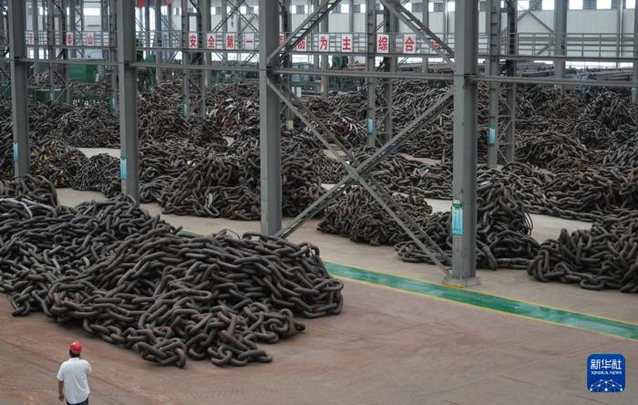 在江苏省泰州市靖江市的江苏亚星锚链股份有限公司拍摄的生产车间内景（6月4日摄）。新华社记者 李尕 摄