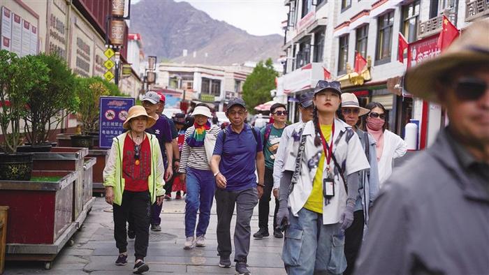 游客在鲁固民族团结社区参观。