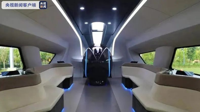 △2021年7月，我国时速600公里高速磁浮交通系统在青岛下线。（图源：央视新闻）