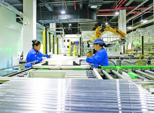 　　5月7日，工人在贵安新区弗迪电池有限公司智能化生产线上作业。 　　贵阳日报融媒体记者 石照昌 摄