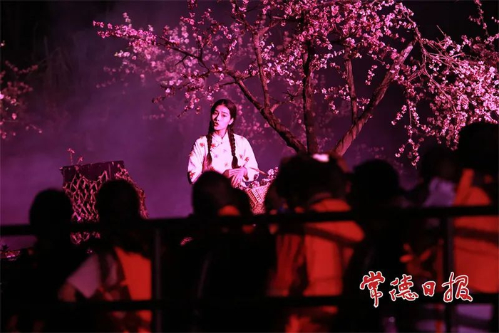 游客泛舟欣赏大型溪流漫游实景演出《桃花源记》 （图片来源：常德日报媒资库）