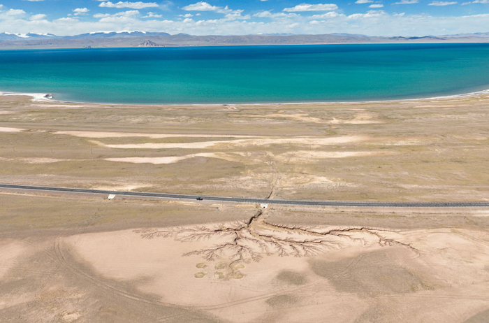   这是6月10日在西藏那曲市拍摄的“天空之树”景观（无人机照片）。新华社记者 晋美多吉 摄