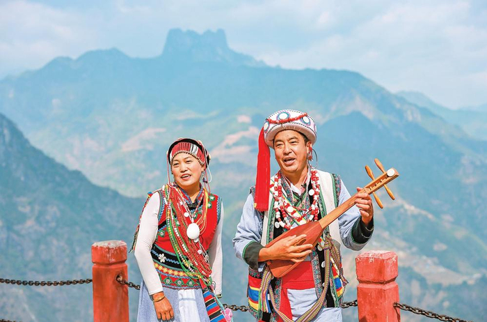 　　福贡县省级非遗传承人郁伍林（右）表演怒族达比亚弹唱。