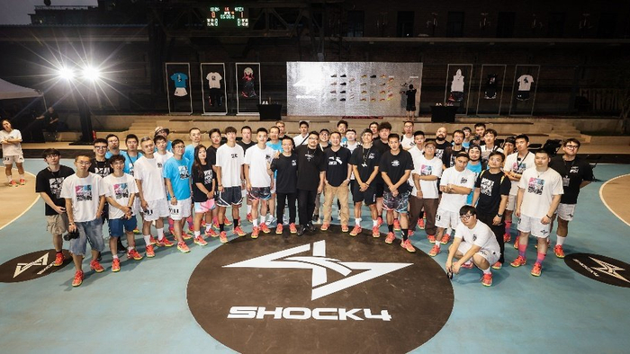（图说：安踏SHOCK4狂潮篮球联赛发布会合影）