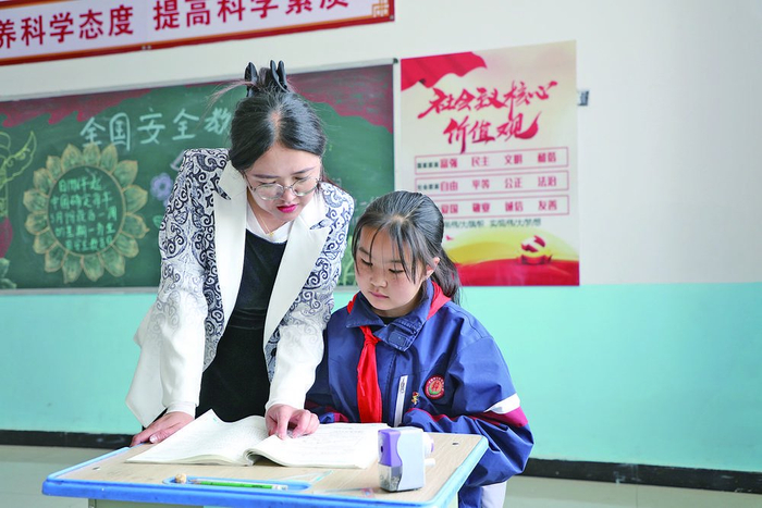 上课时的色尔克古丽。通讯员 吴婷婷 摄