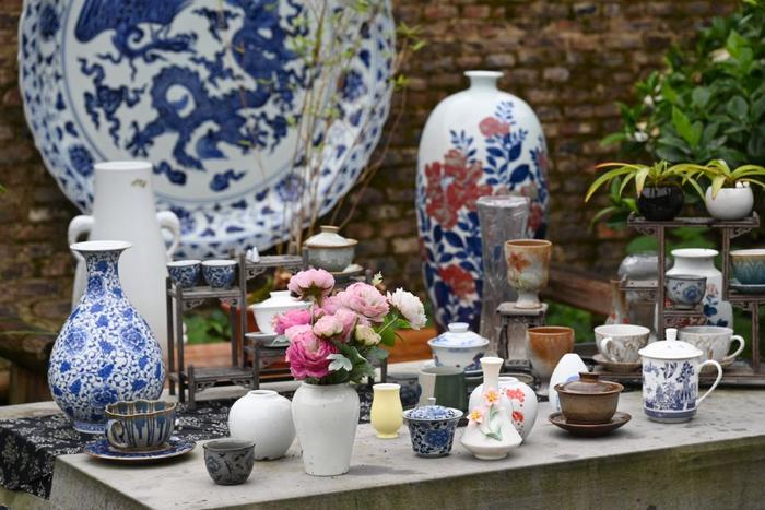 这是6月5日在江西景德镇一个创意瓷器作坊内拍摄的陶瓷作品。（刘天宇 摄）