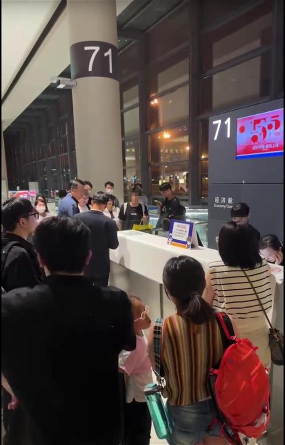 旅客和相关单位工作人员进行交涉（网络视频截图）