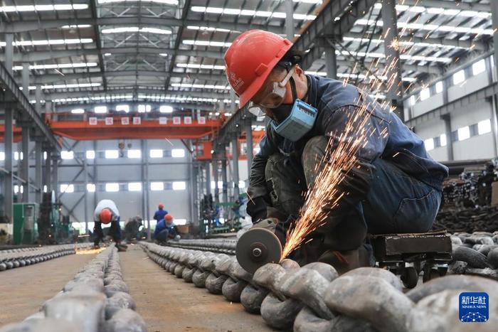 6月4日，在位于江苏省泰州市靖江市的江苏亚星锚链股份有限公司，工人在生产车间作业。新华社记者 毛俊 摄