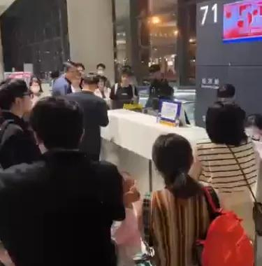 乘客们与机场工作人员进行交涉。图源：视频截图