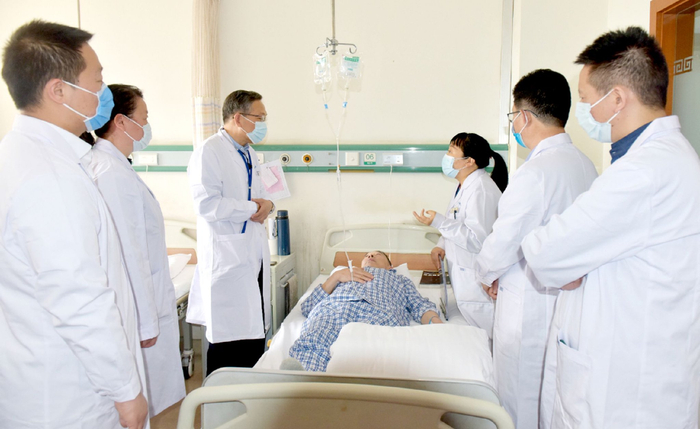西苑医院派驻专家团队与山西医院心血管病中心专家联合查房。康曦摄