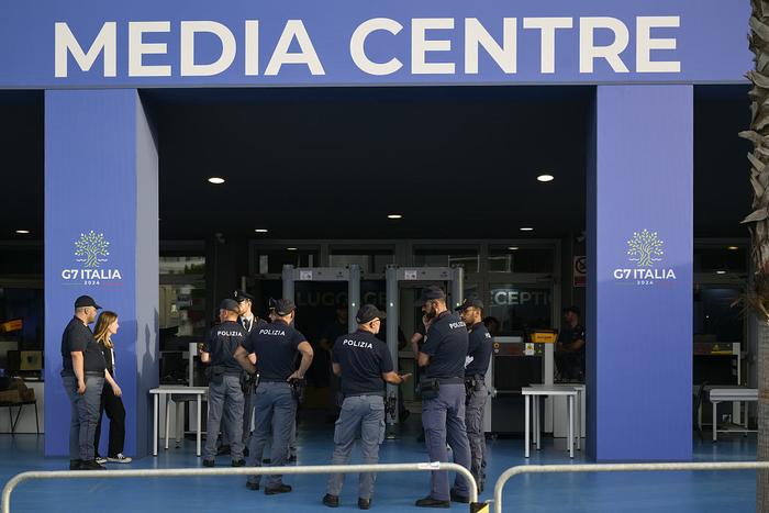 6月13日，G7普利亚峰会媒体中心门口站有警务人员（视觉中国）