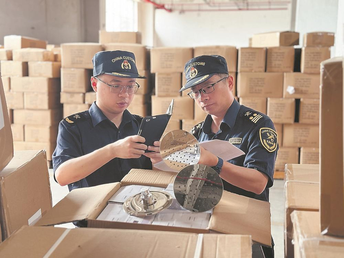厦门东渡海关对出口卫浴产品实施监管。  蔡少军 摄