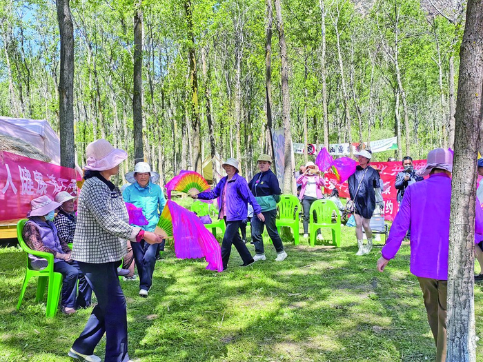 秧歌扭起来，欢度端午节。本报记者 张多钧 摄
