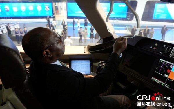 加蓬驻华大使体验C919展示样机驾驶舱（摄影 王馨悦）