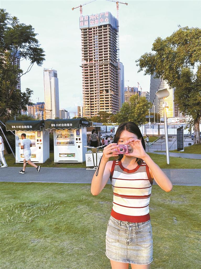 ▲龚橙在演艺公园用佳能CCD陪拍的工作照。 受访者供图