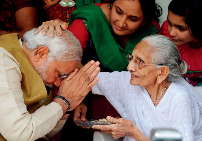 2014年5月16日,在印度古吉拉特邦的甘地讷格尔,将出任总理的莫迪接受90岁母亲的祝福。