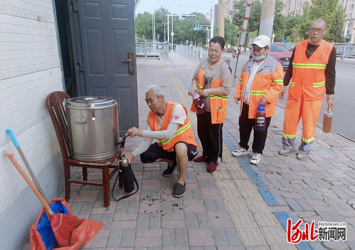 环卫工人正在接绿豆汤。（来源/长安区环卫大队提供）