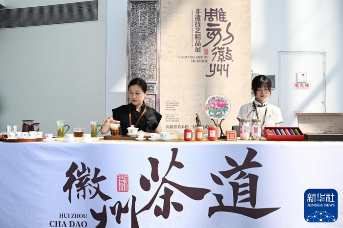 祁门红茶制作技艺展示。新华社客户端发（张大岗摄）