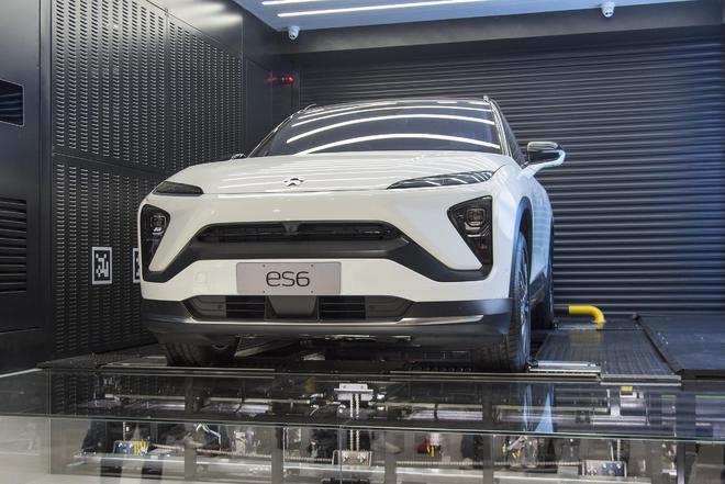 2021年上海车展，蔚来第二代换电站进行换电演示 | 来源：视觉中国