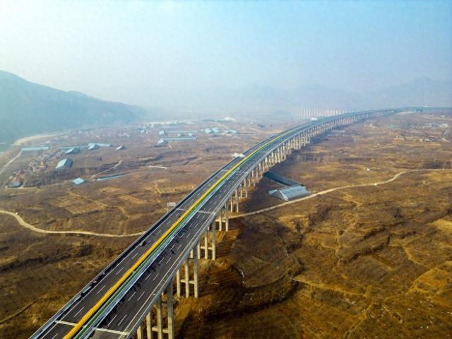 （图为山东高速集团建成的高速公路实景）