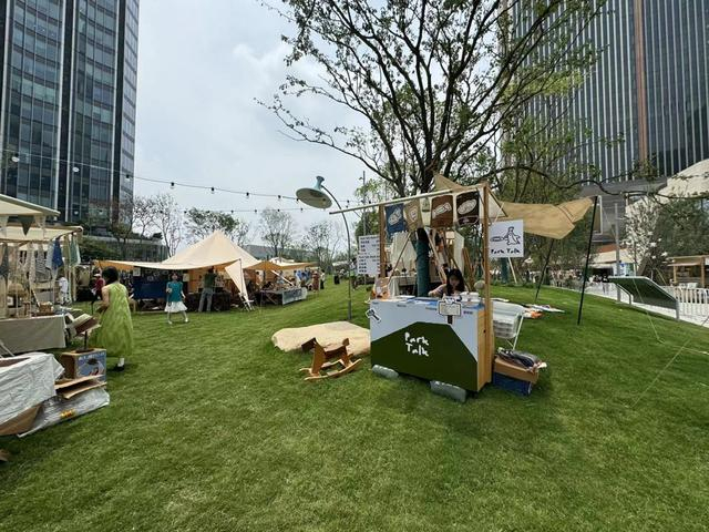 徐汇万科广场“绿轴” 舒抒 摄