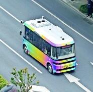 自动驾驶巴士行驶在杭州余杭未来科技城的道路上。新华社发