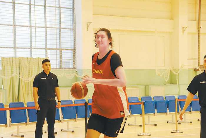 　　小巨人张子宇在训练中。本报记者 邓方佳摄