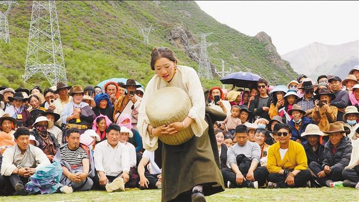 图为村民参加抱石头比赛。