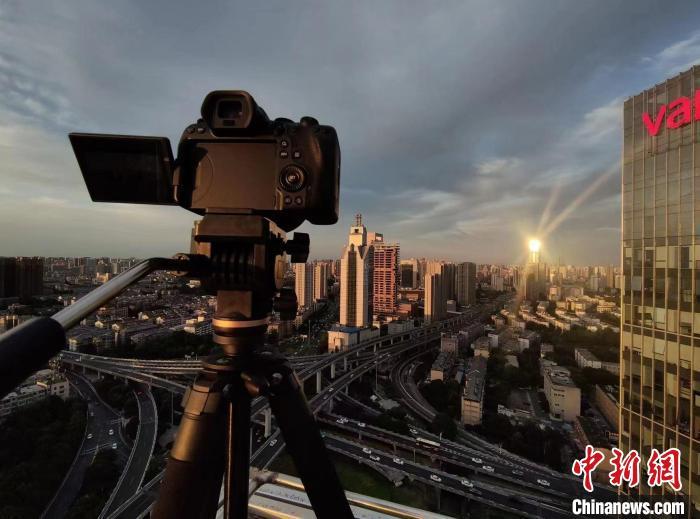 传媒类专业大二学生刘凯在高楼拍摄落日。刘凯 供图