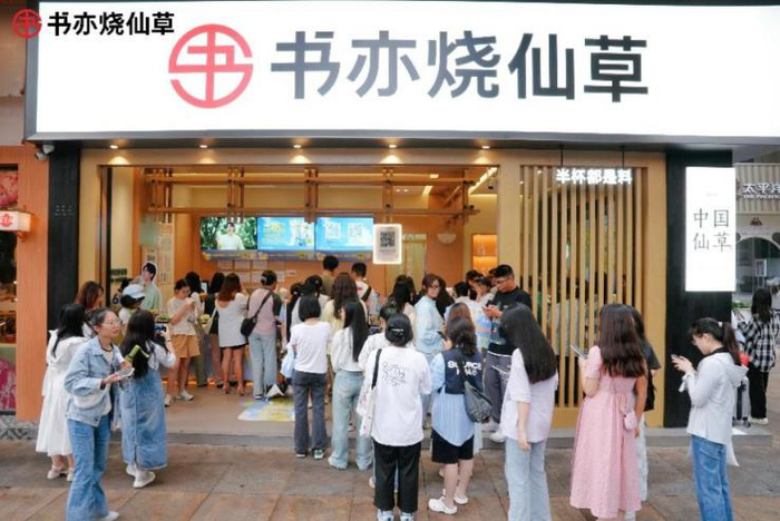 端午假期书亦各地门店大排长队。 企业供图