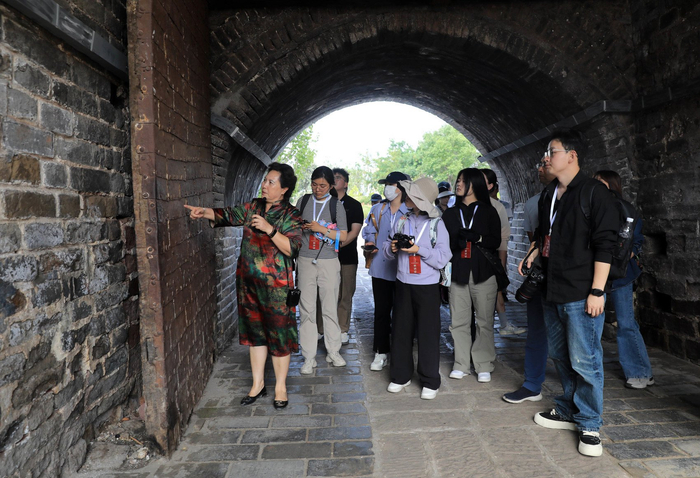 西昌市文物管理所研究馆员马玉萍介绍建昌古城的前世今生。王磊 摄