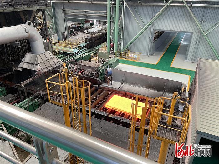 6月11日，河钢集团邯钢新区中板厂轧钢车间，一块火红的钢坯在生产线上流转。 河北日报记者 魏雨摄